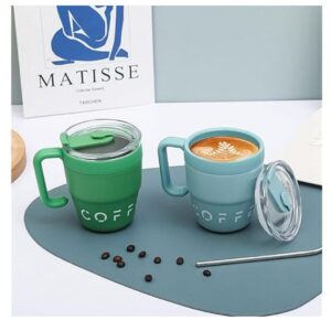 Taza térmica de acero inoxidable en verde y azul claro, con tapa antideslizante y diseño ergonómico. Incluye café con arte latte y café en grano sobre superficie azul.